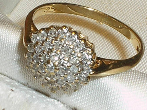 ***R28 000***LOVELY 9CT SOLID GOLD .25ct DIAMOND CLUSTER RING - J