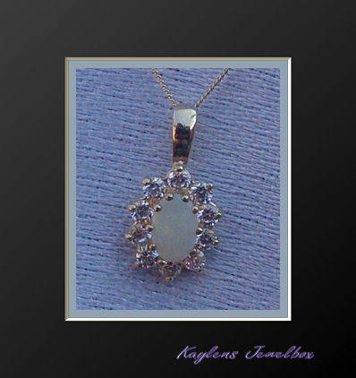 ***R6899***ELEGANT, CLASSICAL, EXQUISITE: 9ct solid gold real opal cluster pendant