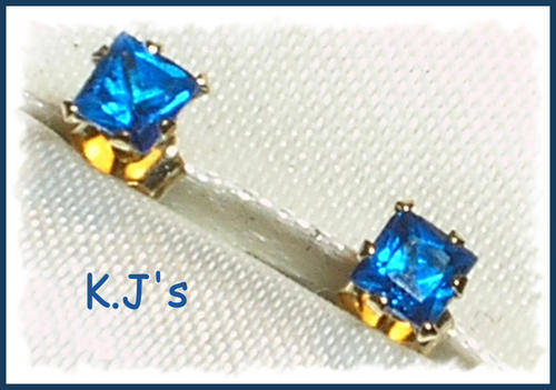 ***R2599***DAINTY 9CT GOLD PRINCESS CUT SAPPHIRE STUD EARRINGS