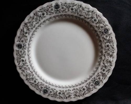 WHITE  WITH  GREY /  BLACK DESIGN  PLATE