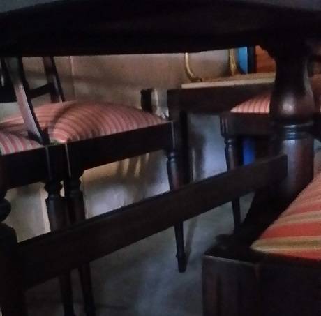 VINTAGE  EXTENDABLE OVAL TABLE  , 6 CHAIRS (of which  2 carver arm chairs )
