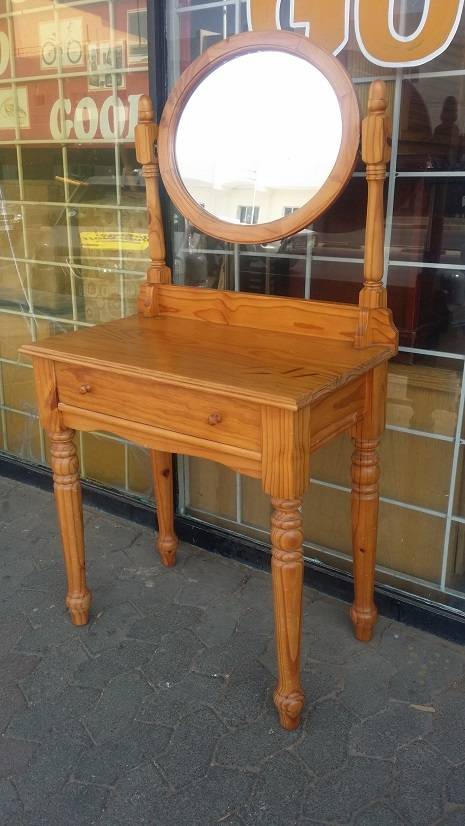 A FABULOUS  ONE DRAWER DRESSING TABLE ( COLLECTION EDENVALE JHB )