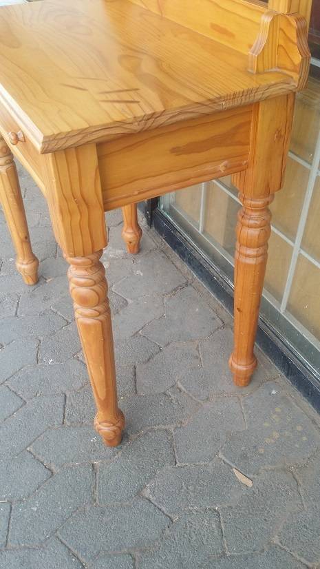A FABULOUS  ONE DRAWER DRESSING TABLE ( COLLECTION EDENVALE JHB )