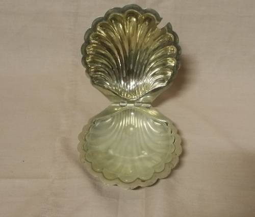A FABULOUS  VINTAGE SHELL SHAPE BUTTER DISH WITH GLASS INNER
