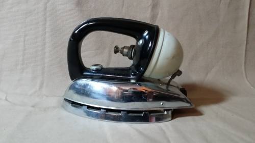 A VINTAGE PARAFIEN IRON