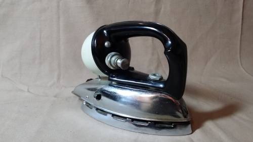 A VINTAGE PARAFIEN IRON