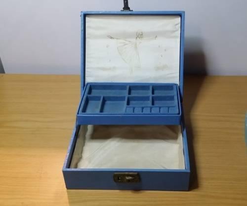VINTAGE BLUE JEWELERY CASE