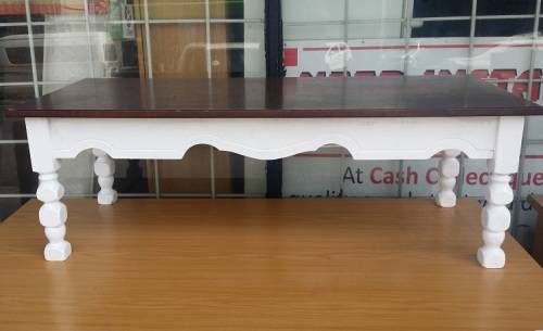 WOODEN COFFEE TABLE /  BUYER MUST COLLECT EDENVALE JHB