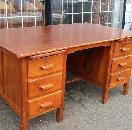 VINTAGE  WOODEN 6 DRAWER DESK  / BUYER MUST COLLECT IN EDENVALE JHB