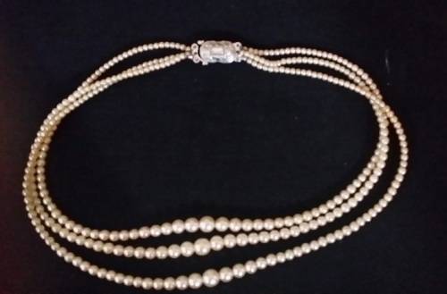 VINTAGE 3 STRING FAUX ?  PEARL LADIES  NECKLACE