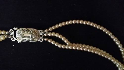 VINTAGE 3 STRING FAUX ?  PEARL LADIES  NECKLACE
