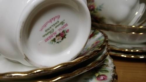 ROYAL ALBERT  ENGLAND 18 PIECE TEA SET