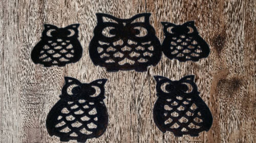 Set of five cast iron owl stands  14 x 12 cm and 10 x 8 cm
