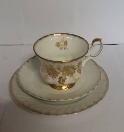 ROYAL ALBERT TRIO GOLDEN GLORY ( cup saucer side plate )