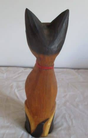 Cute wooden cat. Good condition.