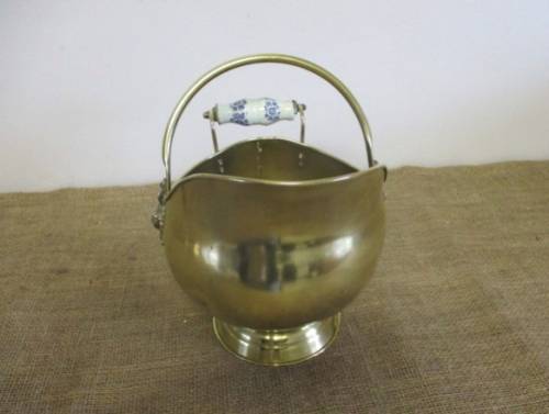 Lite Up Your Fireplace........  Cute And Beautiful Vintage Brass Coal Scuttle