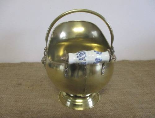 Lite Up Your Fireplace........  Cute And Beautiful Vintage Brass Coal Scuttle