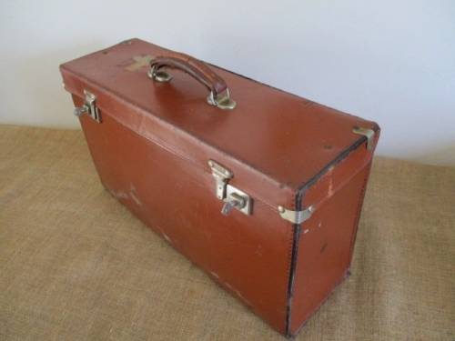 Up And Away        Antique/Vintage Genuine Leather Pilot Bag With Keys