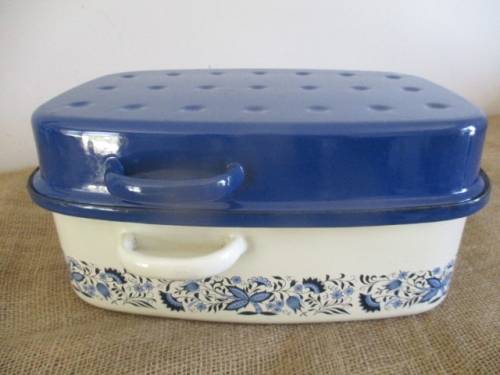 A Very Beautiful Vintage Old Fashioned Enamel Roasting Pan With Even Beautiful Floral Patterns