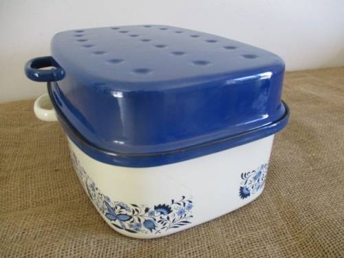 A Very Beautiful Vintage Old Fashioned Enamel Roasting Pan With Even Beautiful Floral Patterns