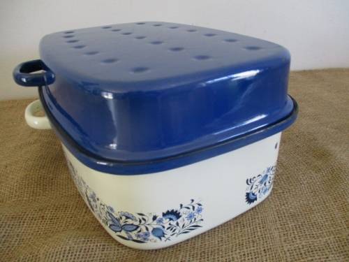 A Very Beautiful Vintage Old Fashioned Enamel Roasting Pan With Even Beautiful Floral Patterns