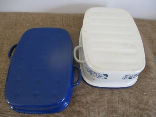 A Very Beautiful Vintage Old Fashioned Enamel Roasting Pan With Even Beautiful Floral Patterns