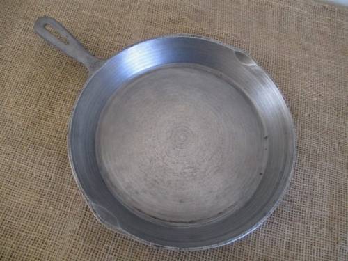 Two Beautiful And Very Nice Vintage Taiwan Cast Iron Frying Skillets     Numbers 3 & 1 YL