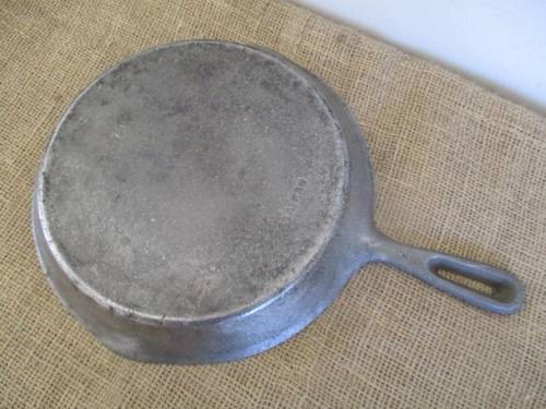Two Beautiful And Very Nice Vintage Taiwan Cast Iron Frying Skillets     Numbers 3 & 1 YL