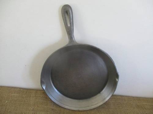 Two Beautiful And Very Nice Vintage Taiwan Cast Iron Frying Skillets     Numbers 3 & 1 YL