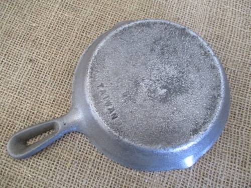 Two Beautiful And Very Nice Vintage Taiwan Cast Iron Frying Skillets     Numbers 3 & 1 YL