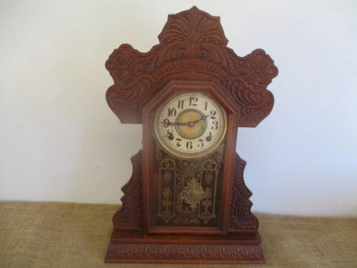 Very Collectable Antique Ingraham 8 Day Gingerhead Chiming Wind-Up Mantel Clock With Key   1800's
