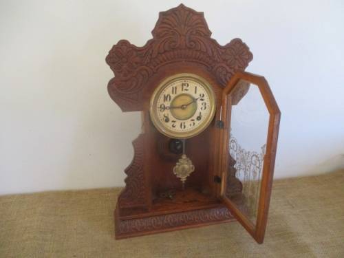 Very Collectable Antique Ingraham 8 Day Gingerhead Chiming Wind-Up Mantel Clock With Key   1800's