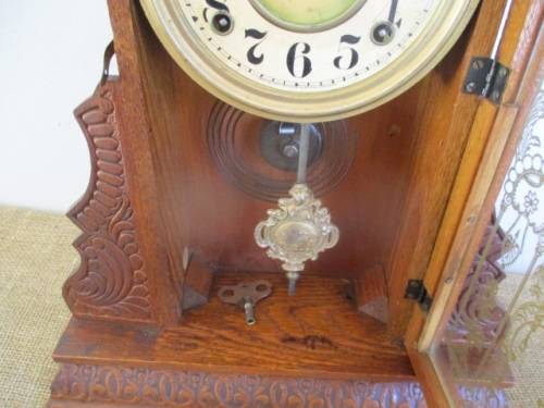 Very Collectable Antique Ingraham 8 Day Gingerhead Chiming Wind-Up Mantel Clock With Key   1800's