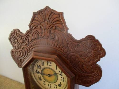 Very Collectable Antique Ingraham 8 Day Gingerhead Chiming Wind-Up Mantel Clock With Key   1800's