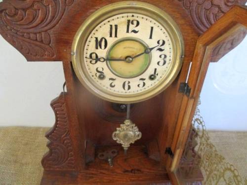 Very Collectable Antique Ingraham 8 Day Gingerhead Chiming Wind-Up Mantel Clock With Key   1800's