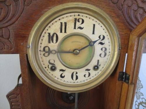 Very Collectable Antique Ingraham 8 Day Gingerhead Chiming Wind-Up Mantel Clock With Key   1800's