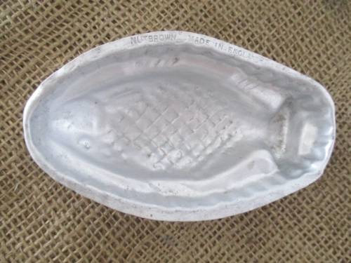 A Nice Lot Of 11 Vintage Nutbrown Aluminum Mini Fish Moulds      Made In England