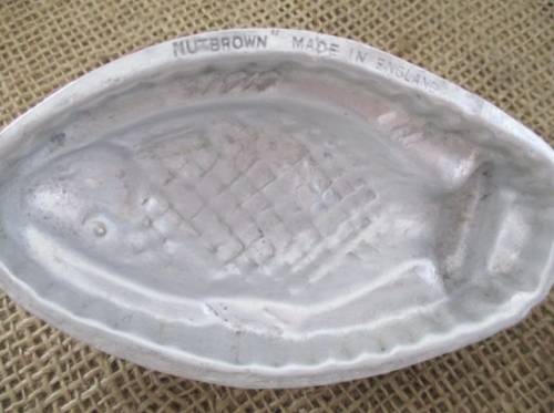 A Nice Lot Of 11 Vintage Nutbrown Aluminum Mini Fish Moulds      Made In England