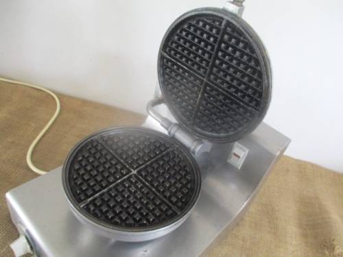 Beautiful And Popular Vintage Wells Model WB-1 Waffle Maker