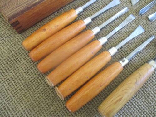 Relisted - Incredible Collection Of 13 Excellent Quality Wood Carving Knifes In Wooden Box