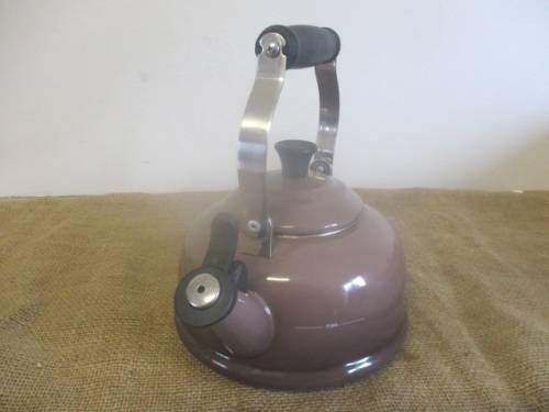 A Good Le Creuset Enamel Coating 1.7 Quarts / 1.6 Litres Whistling Kettle