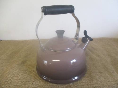 A Good Le Creuset Enamel Coating 1.7 Quarts / 1.6 Litres Whistling Kettle