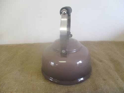 A Good Le Creuset Enamel Coating 1.7 Quarts / 1.6 Litres Whistling Kettle