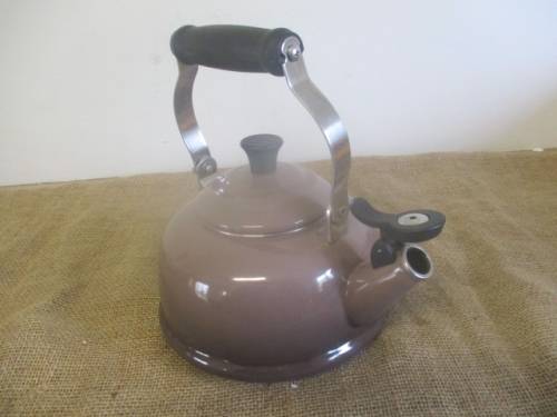 A Good Le Creuset Enamel Coating 1.7 Quarts / 1.6 Litres Whistling Kettle