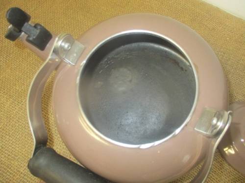 A Good Le Creuset Enamel Coating 1.7 Quarts / 1.6 Litres Whistling Kettle