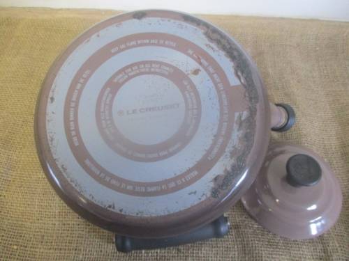 A Good Le Creuset Enamel Coating 1.7 Quarts / 1.6 Litres Whistling Kettle