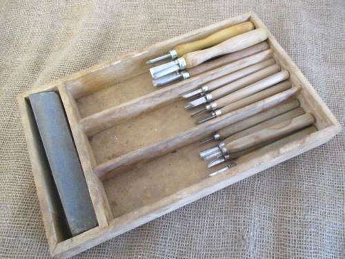 Nice Collection Of 21 Pieces Quality Wood Carving Knifes Plus Sharpening Stone, All In Wooden Tray