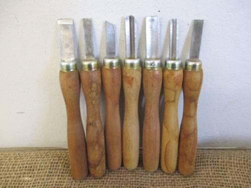 Nice Collection Of 21 Pieces Quality Wood Carving Knifes Plus Sharpening Stone, All In Wooden Tray