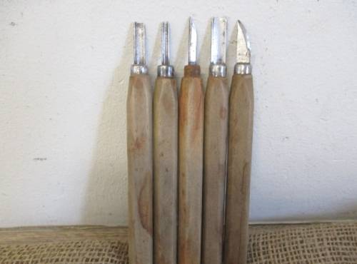 Nice Collection Of 21 Pieces Quality Wood Carving Knifes Plus Sharpening Stone, All In Wooden Tray