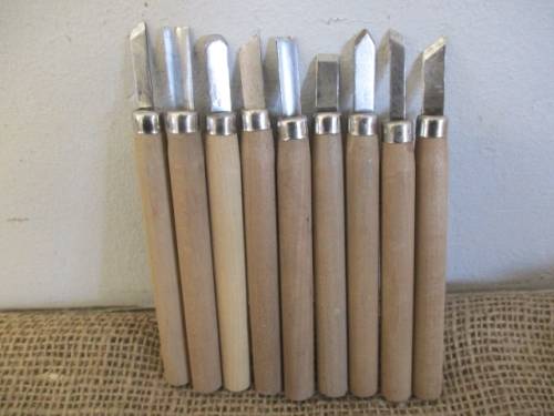 Nice Collection Of 21 Pieces Quality Wood Carving Knifes Plus Sharpening Stone, All In Wooden Tray